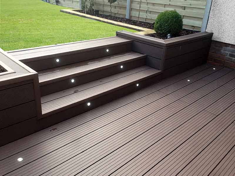 Sàn bể bơi sau khi sử dụng sàn gỗ nhựa ngoài trời Vhome