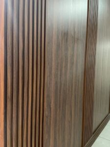 Căn nhà phố hiện đại sử dụng tấm nhựa lam sóng để trang trí cho ngôi nhà