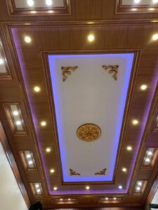 Khu biệt thự cao cấp tại quận 2, TP.HCM sử dụng mâm trần nhựa Vhome kích thước lớn ngay tại phòng khách